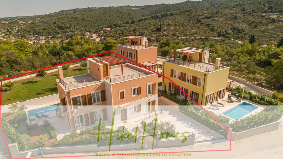 Villa im Mittelmeerstil mit 3 SZ, Pool, Dachterrasse mit Meerblick (3/4) - Luftaufnahme von zwei modernen Villen mit Dachterrassen, Swimmingpool und eingezäunten Höfen, umgeben von Grün und Hügeln. Eine Villa ist rot umrandet. Der Text "Haus Homes" ist unten eingeblendet. (45740)