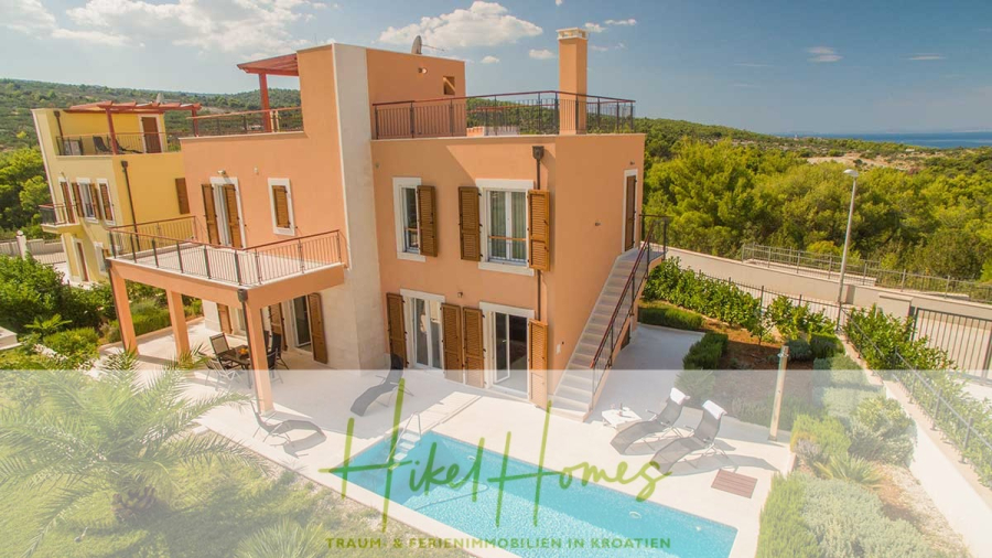 Villa im Mittelmeerstil mit 3 SZ, Pool, Dachterrasse mit Meerblick (3/4) - Eine moderne zweistöckige Villa mit einem Pool, Sonnenliegen und Balkonen, umgeben von Grün, mit Blick auf eine malerische Landschaft und das Meer im Hintergrund. Der Text "Kike Homes" ist unten eingeblendet. (45736)