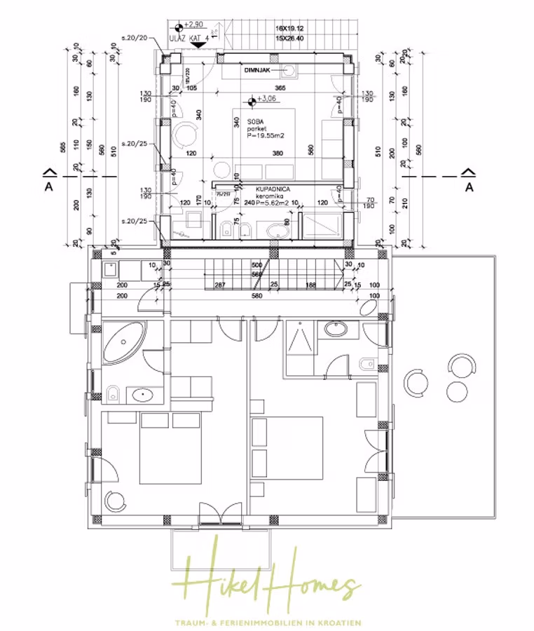 Villa im Mittelmeerstil mit 3 SZ, Pool, Dachterrasse mit Meerblick (3/4) - Architektonischer Grundriss mit beschrifteten Räumen, darunter Wohnzimmer, Küche, Essbereich und Badezimmer. Maße und Türpositionen sind ebenfalls enthalten. Die Außenterrasse mit rundem Tisch und Stühlen ist abgebildet. Unten ist der Schriftzug „Hiket Homes“ zu sehen. (43331)