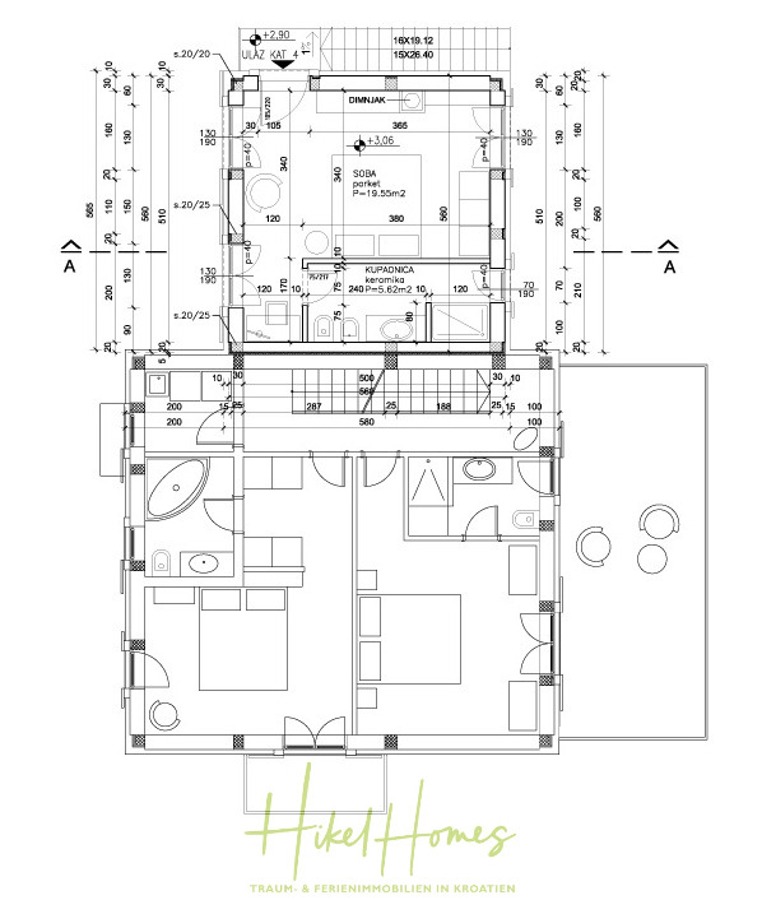 Villa im Mittelmeerstil mit 3 SZ, Pool, Dachterrasse mit Meerblick (3/4) - Architektonischer Grundriss, der ein kleines Haus mit zwei Schlafzimmern, einem Wohnzimmer, einer Küche, einem Essbereich, einem Badezimmer, einer Terrasse und einem Sitzplatz im Freien zeigt. Der Plan enthält Maße und Beschriftungen in kroatischer Sprache. (45772)