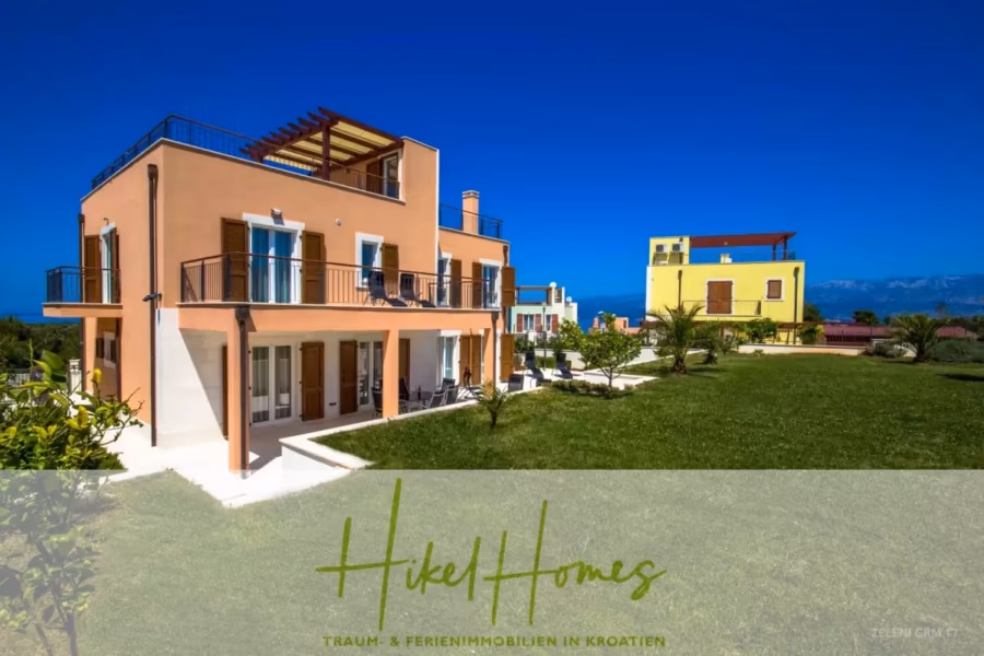 Villa im Mittelmeerstil mit 3 SZ, Pool, Dachterrasse mit Meerblick (3/4) - Ein sonniger, malerischer Blick auf zwei farbenfrohe, moderne Ferienhäuser in Kroatien. Im Vordergrund ist ein pfirsichfarbenes Haus mit mehreren Balkonen zu sehen, während in der Ferne ein gelbes Haus steht. Der Himmel ist klar und die Landschaft üppig und grün. (43303)