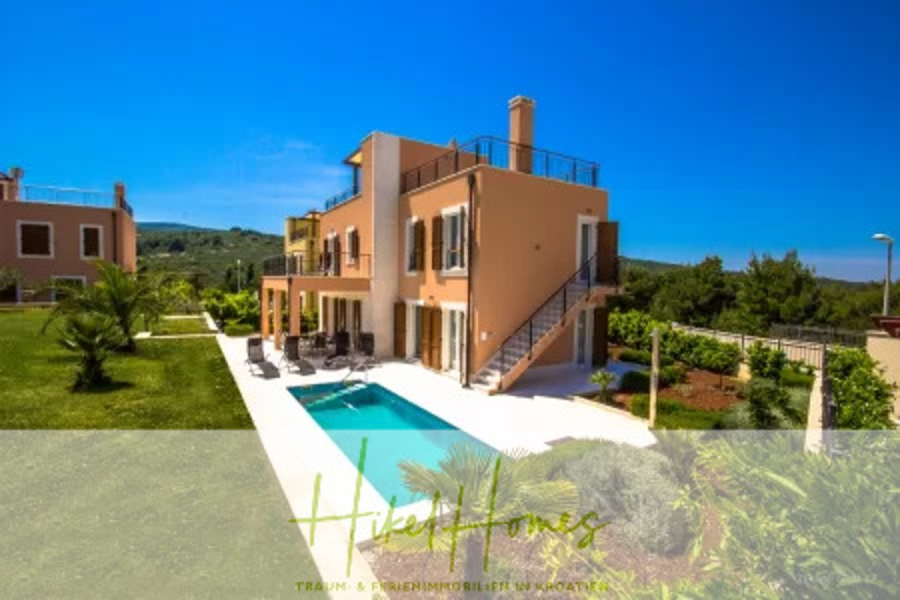 Villa im Mittelmeerstil mit 3 SZ, Pool, Dachterrasse mit Meerblick (3/4) - Eine moderne, zweistöckige Villa mit Dachterrasse, Pool und Liegestühlen in einem gepflegten Garten mit Palmen, umgeben von Grün unter einem klaren blauen Himmel. (45752)