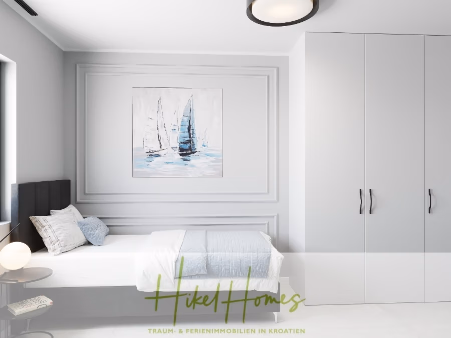 Meerblick 67m² Neubauwohnung mit 2 Schlafzimmer, Balkon und Südausrichtung - Ein minimalistisches Schlafzimmer mit einem Einzelbett, hellgrauen Wänden und einem großen Kleiderschrank. Über dem Bett hängt ein Gemälde mit Segelbooten. Das Zimmer ist in sanften, neutralen Farben gehalten. Unten befindet sich ein Logo mit der Aufschrift „Hikel Homes“ und einem Text über Traumimmobilien in Kroatien. (41300)