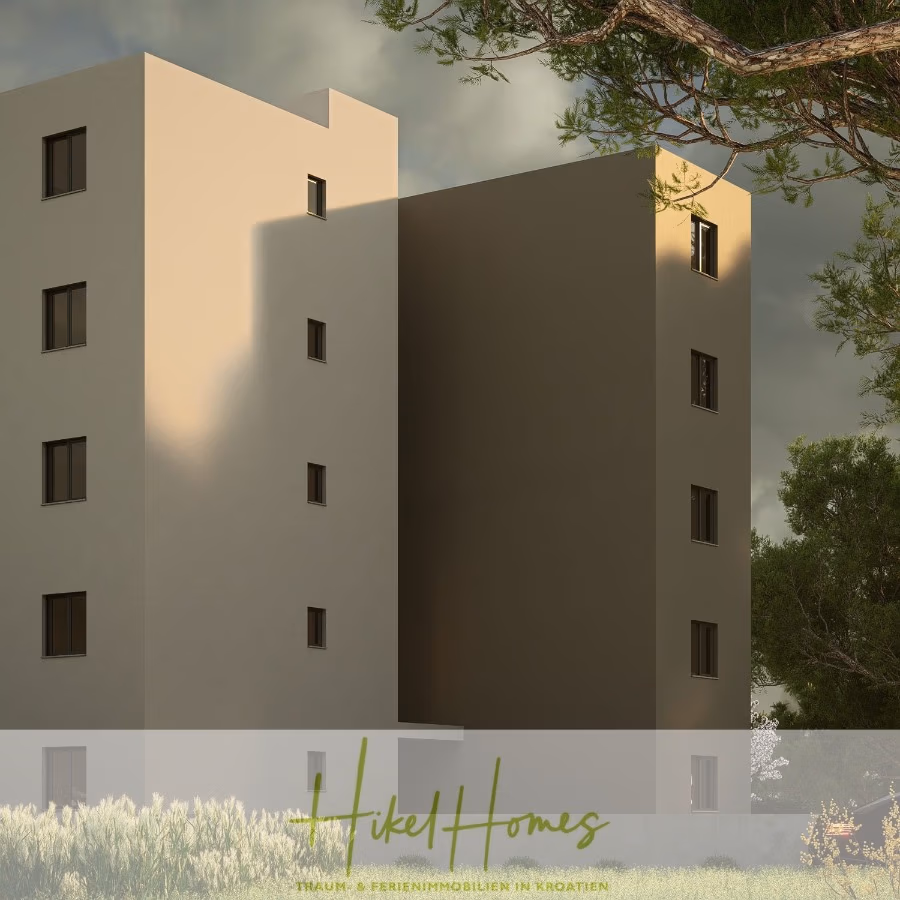 Meerblick 67m² Neubauwohnung mit 2 Schlafzimmer, Balkon und Südausrichtung - Ein modernes, minimalistisches vierstöckiges Gebäude mit rechteckigen Fenstern steht unter einem bewölkten Himmel. Grünflächen umgeben das Gebäude. Unten steht „Hikel Homes“. (41296)