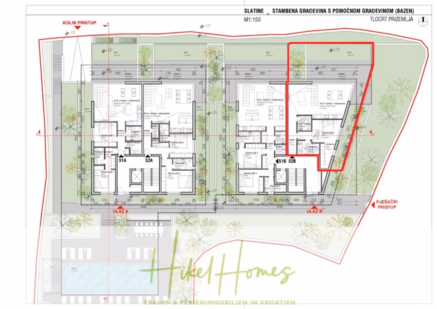 1. Reihe hochwertige Neubau-Meerblick Wohnung mit 1 SZ, Terrasse und Gemeinschaftspool (S2B) - Architektonischer Grundriss mit zwei Hauptgebäuden, beschrifteten Einheiten und umgebender Grünanlage. Der Plan enthält markierte Bereiche und Wege, wobei rote Umrisse bestimmte Abschnitte hervorheben. Unten ist kroatischer Text sichtbar. (43025)