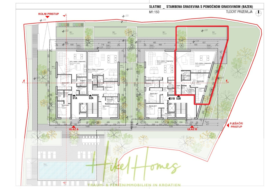 1. Reihe hochwertige Neubau-Meerblick Wohnung mit 1 SZ, Terrasse und Gemeinschaftspool (S2B) - Architektonischer Lageplan mit zwei Wohngebäuden, markierten Zufahrten, Fußgängerzugang, Grünanlagen und einer roten Umrandung, die einen Gebäudekomplex hervorhebt. Beschriftungen und Maße sind in kroatischer Sprache. (46171)