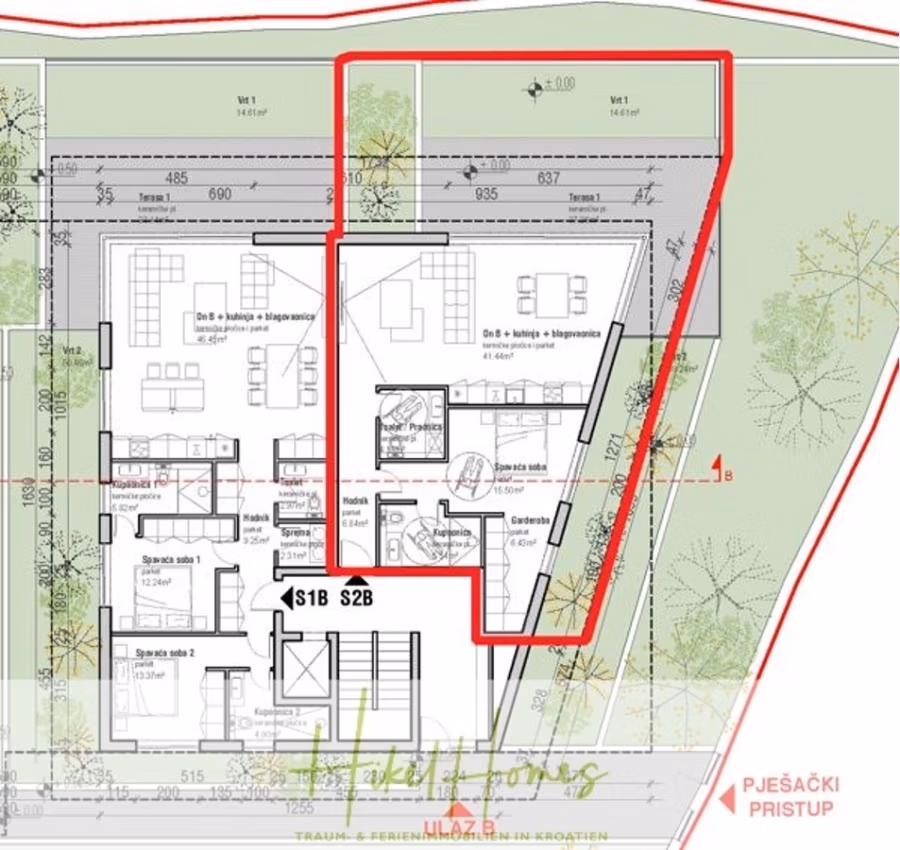 1. Reihe hochwertige Neubau-Meerblick Wohnung mit 1 SZ, Terrasse und Gemeinschaftspool (S2B) - Architektonischer Grundriss mit zwei Wohnungen und beschrifteten Räumen, darunter Wohnbereiche, Küchen und Badezimmer. Eine rote Linie markiert die Umrisse. Text und Pfeile kennzeichnen Eingang und Fußgängerzugang. Die Landschaftsgestaltung rund um das Gebäude ist dargestellt. (43026)