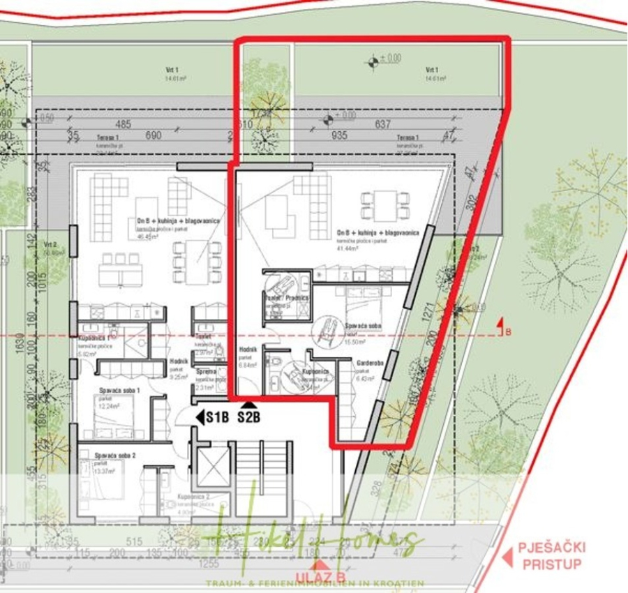 1. Reihe hochwertige Neubau-Meerblick Wohnung mit 1 SZ, Terrasse und Gemeinschaftspool (S2B) - Architektonischer Grundriss des Gebäudes mit Räumen, Möbeln und beschrifteten Bereichen. Eine rote Linie umreißt einen Weg, der zum Eingang führt, wobei "PJEŠAČKI PRISTUP" den Fußgängerzugang anzeigt. Um das Grundstück herum sind Bäume eingezeichnet. (46172)