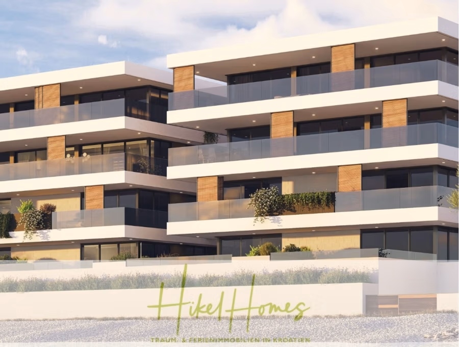 1. Reihe hochwertige Neubau-Meerblick Wohnung mit 1 SZ, Terrasse und Gemeinschaftspool (S2B) - Modernes dreistöckiges Mehrfamilienhaus mit Glasbalkonen, umgeben von Grünflächen und weißen Pflanzkübeln. Das Gebäude besticht durch Holzakzente und ein elegantes Design. Der Text „Hikel Homes“ ist auf dem Bild zu sehen, mit einem deutschen Untertitel. (43024)
