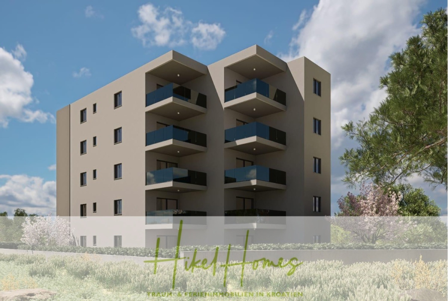Meerblick 60m² Neubauwohnung mit 2 Schlafzimmer, Balkon und Südausrichtung - Ein modernes vierstöckiges Wohngebäude mit Glasbalkonen, umgeben von Grün und Bäumen unter einem teilweise bewölkten Himmel. Der Text "HikeHomes" erscheint am unteren Rand des Bildes. (45286)