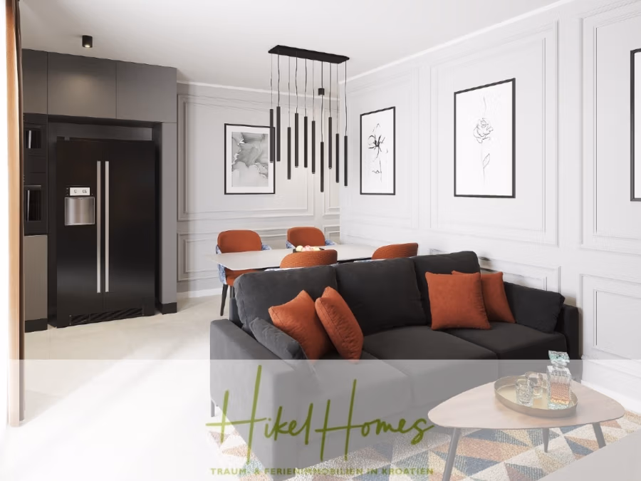 Meerblick 60m² Neubauwohnung mit 2 Schlafzimmer, Balkon und Südausrichtung - Modernes Wohnzimmer mit grauem Sofa, orangefarbenen Kissen, schwarzer Pendelleuchte und einer Wand mit minimalistischem Kunstwerk. Ein Esstisch mit orangefarbenen Stühlen steht vor einem schwarzen Kühlschrank. Unten befindet sich das Logo von „Hikel Homes“. (41346)