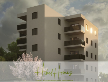 Modernes vierstöckiges Wohnhaus mit Balkonen, Flachdach und großen Fenstern. Das Sonnenlicht wird von den oberen Fenstern reflektiert. Im Vordergrund steht ein blühender Baum. Der Text am unteren Rand lautet: "Hikel Homes - Traum-Ferienimmobilien in Kroatien. - Meerblick 60m² Neubauwohnung mit 2 Schlafzimmer, Balkon und Südausrichtung