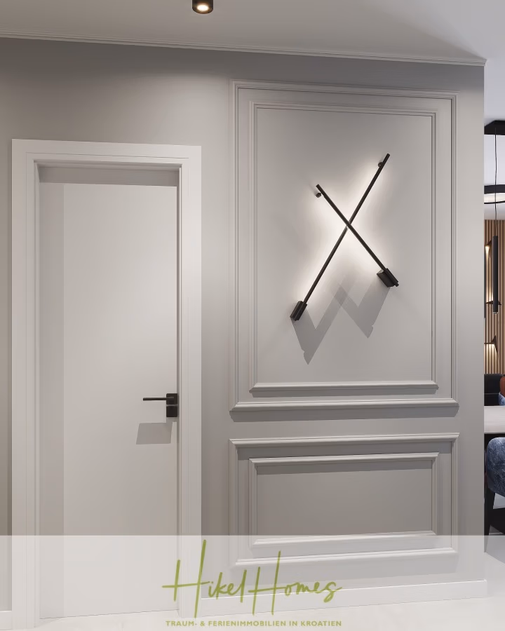 Meerblick 60m² Neubauwohnung mit 2 Schlafzimmer, Balkon und Südausrichtung - Ein moderner Flur mit einer eleganten weißen Tür links. Die Wand ist mit zwei diagonalen schwarzen Leuchten dekoriert, die ein „X“ bilden. Das Dekor ist minimalistisch und elegant, die Wand ist dezent getäfelt. (41339)