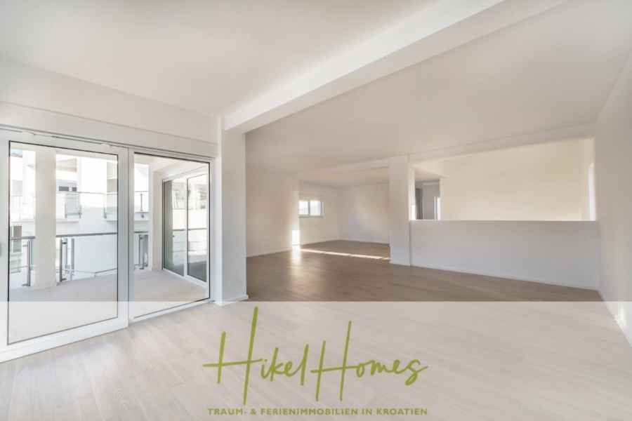 5 Sterne Villa Bruna – Meerblick auf 260m² WFL in 1. Reihe / 4 SZ / Neubau / Sofort bezugsfertig - Offen gestaltete Wohnung mit hellem Holzboden und großen Fenstern. Der helle Raum geht in einen separaten Bereich über. Der Hikel Homes-Slogan „Traum- & Ferienimmobilien in Kroatien“ ist unten eingeblendet. (41408)