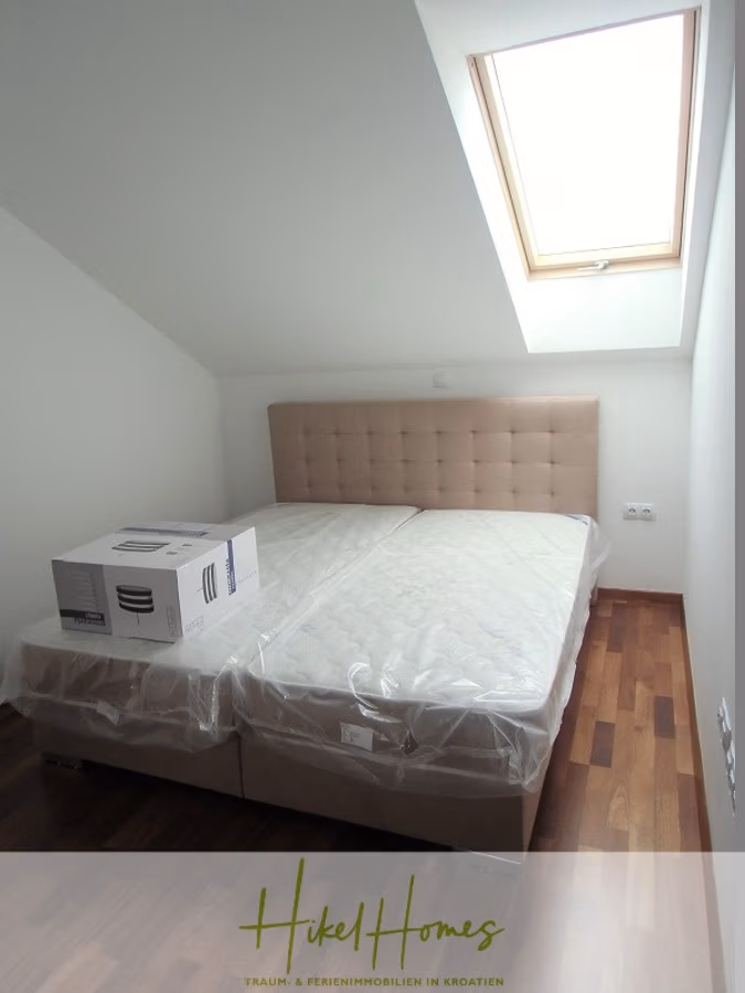 Appartement über 2 Stockwerke / 3 Schlafzimmer / 70m zum Meer / Pool / große Terrasse - Gemütliches Schlafzimmer mit Dachschräge und Oberlicht. Es gibt ein Doppelbett mit Matratzen, die mit Plastik überzogen sind, und einem Pappkarton darauf. Der Boden ist aus Holz, und das Zimmer hat weiße Wände. (41230)