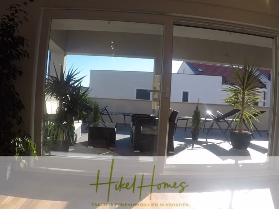 Appartement über 2 Stockwerke / 3 Schlafzimmer / 70m zum Meer / Pool / große Terrasse - Ein sonnendurchfluteter Balkon mit Gartenmöbeln und Topfpflanzen, sichtbar durch Glastüren. Unten steht „Hikel Homes“. (41223)