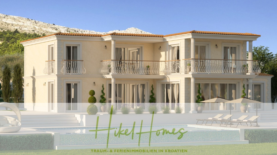 511m² Traumvilla auf über 3100m² großem unverbaubaren Meerblick Grundstück – eigene Auffahrt - Zweistöckige Villa im mediterranen Stil mit Balkonen und großen Fenstern, eingebettet in einen begrünten Garten mit Swimmingpool, Liegestühlen und Bergkulisse. Der überlagerte Text lautet "Hikel Homes: Traum- & Ferienimmobilien in Kroatien.". (46418)