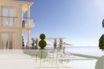 Luxuriöse Villa am Meer mit Balkon, Liegestühlen am Pool und gepflegtem Grün mit Blick auf den Ozean unter einem klaren blauen Himmel. Text überlagert: "Hikel Homes - Traum- & Ferienimmobilien in Kroatien. - 511m² Traumvilla auf über 3100m² großem unverbaubaren Meerblick Grundstück – eigene Auffahrt