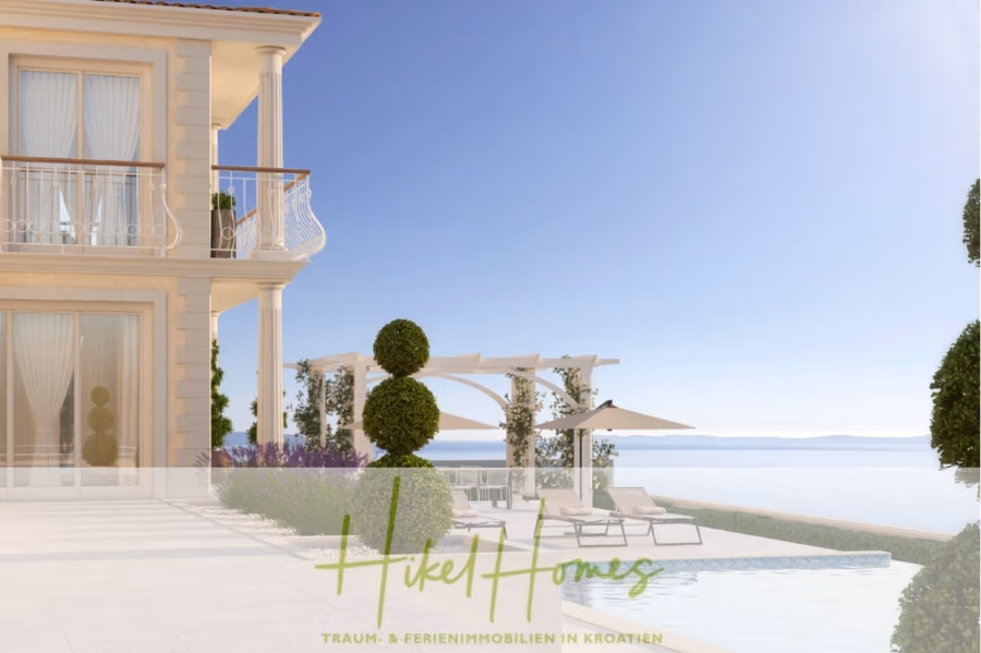 511m² Traumvilla auf über 3100m² großem unverbaubaren Meerblick Grundstück – eigene Auffahrt - Eine luxuriöse Villa am Meer mit Balkon und großen Fenstern, angrenzend an einen Infinity-Pool mit Blick auf das Meer. Die Terrasse verfügt über Liegestühle, eine Pergola und einen gepflegten Garten. Der strahlend blaue Himmel und das ruhige Wasser schaffen eine ruhige Kulisse. (41940)