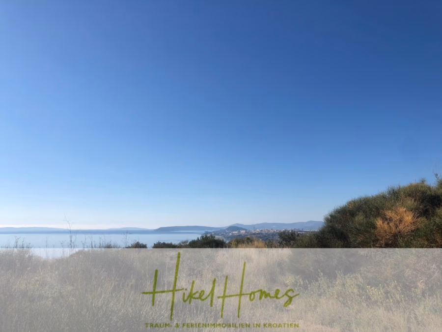 511m² Traumvilla auf über 3100m² großem unverbaubaren Meerblick Grundstück – eigene Auffahrt - Blick auf einen klaren blauen Himmel und ruhiges Meer, mit Bergen in der Ferne unter strahlender Sonne. Im Vordergrund sind Büsche zu sehen. Das Bild enthält unten eine Textüberlagerung mit dem Branding von „Hikel Homes“ und dem Satz „TRAUM + FERIENIMMOBILIEN IN KROATIEN“. (41948)