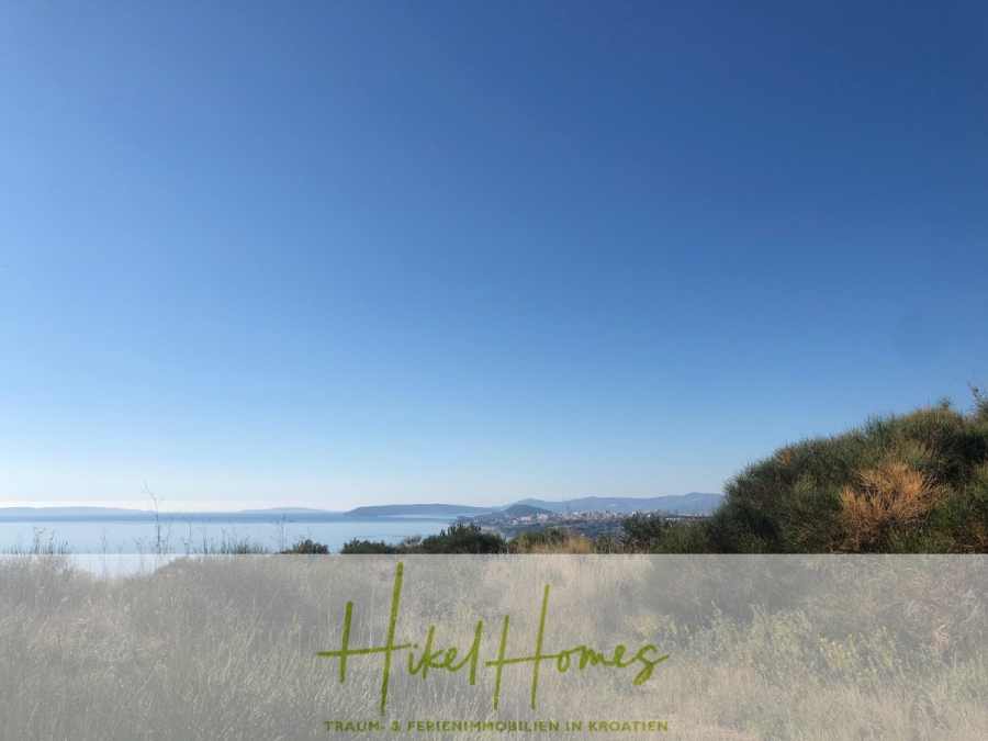 511m² Traumvilla auf über 3100m² großem unverbaubaren Meerblick Grundstück – eigene Auffahrt - Ein klarer blauer Himmel über einem ruhigen Meer, ferne Berge und grüne Büsche im Vordergrund. Der Text am unteren Rand lautet: "Hikel Homes. Traum- & Ferienimmobilien in Kroatien. (46431)