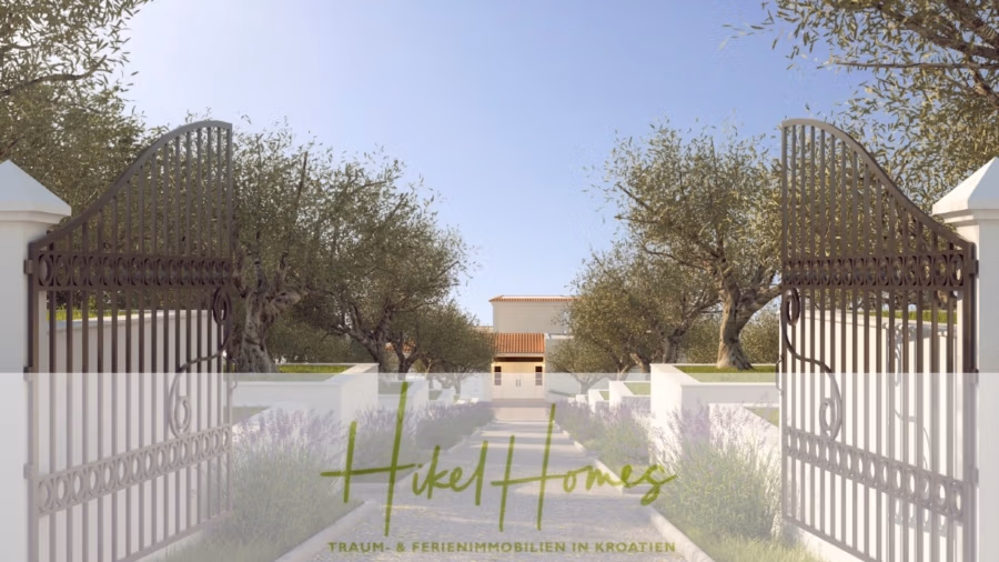 511m² Traumvilla auf über 3100m² großem unverbaubaren Meerblick Grundstück – eigene Auffahrt - Schmiedeeiserne Tore öffnen sich zu einem von Lavendel- und Olivenbäumen gesäumten Weg, der zu einem Haus mit Terrakotta-Dach unter einem klaren blauen Himmel führt. Der Text unten lautet: „Hikel Homes – Traum- und Ferienimmobilien in Kroatien.“. (41941)