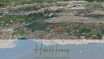 Luftaufnahme der kroatischen Küste mit den Städten Stobreč und Podstrana vor einer bergigen Kulisse. Ein roter Kreis hebt einen Ort im Landesinneren hervor. Das Logo von "Hikel Homes" und der deutsche Text befinden sich am unteren Rand. - 511m² Traumvilla auf über 3100m² großem unverbaubaren Meerblick Grundstück – eigene Auffahrt