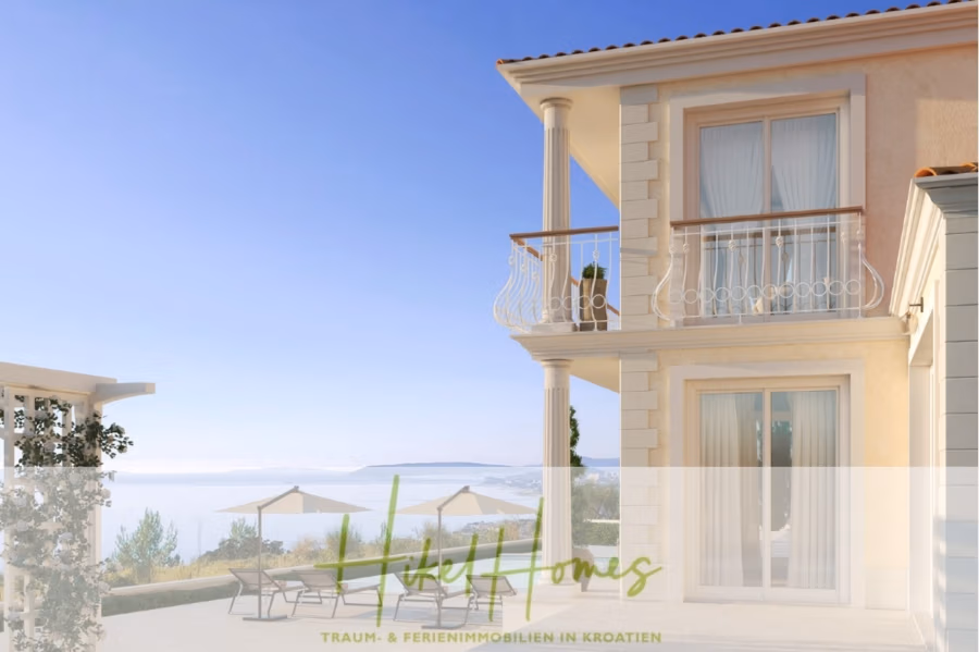511m² Traumvilla auf über 3100m² großem unverbaubaren Meerblick Grundstück – eigene Auffahrt - Elegante Villa im mediterranen Stil mit Balkon und großen Fenstern mit Blick auf die Küste. Sonnenschirme und Grünflächen verstärken die friedliche Atmosphäre. Blauer Himmel und ruhiges Wasser prägen den Hintergrund. (41939)