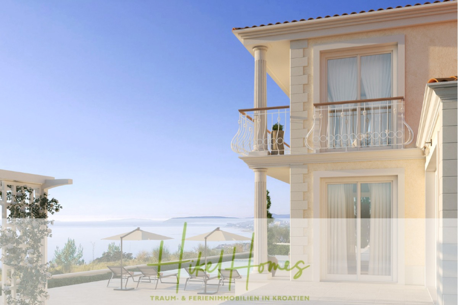 511m² Traumvilla auf über 3100m² großem unverbaubaren Meerblick Grundstück – eigene Auffahrt - Eine Villa im mediterranen Stil mit Balkonen und großen Fenstern blickt auf das Meer; auf einer Terrasse darunter stehen Liegestühle und Sonnenschirme. Das Bild enthält ein Logo mit der Aufschrift "Hike Homes - Traum & Ferienimmobilien in Kroatien". (46419)