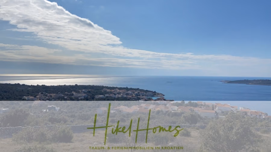 805m² Bauland in Panoramahanglage mit traumhaften Rundumblick aufs Meer und die vorgelagerten Inseln - Blick auf eine Küstenlandschaft mit sonnenbeschienenem Himmel über dem Meer und einer kleinen Siedlung entlang der Küste. Im Vordergrund sind grüne Sträucher und Bäume zu sehen. Das Bild hat unten eine transparente Überlagerung mit Text. (42880)