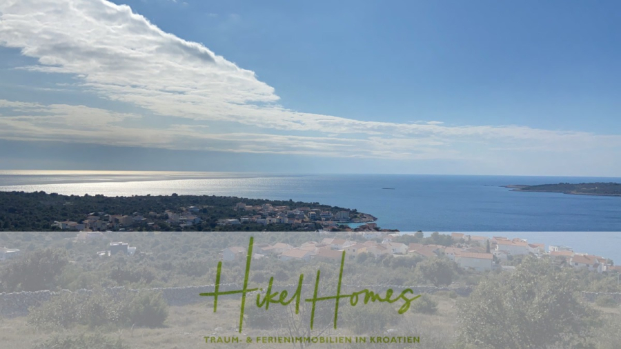 805m² Bauland in Panoramahanglage mit traumhaften Rundumblick aufs Meer und die vorgelagerten Inseln - Eine malerische Küstenansicht eines Dorfes in Kroatien, mit grünen Hügeln, Häusern und dem blauen Meer unter einem teilweise bewölkten Himmel. Der Text "Hikel Homes" und "Traum- & Ferienimmobilien in Kroatien" erscheint am unteren Rand. (44616)