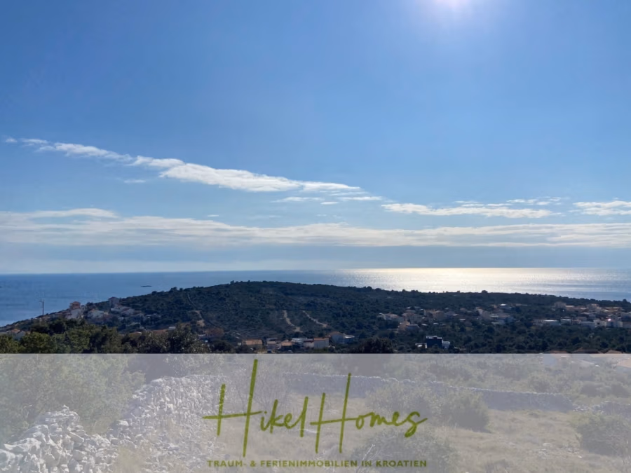 805m² Bauland in Panoramahanglage mit traumhaften Rundumblick aufs Meer und die vorgelagerten Inseln - Malerische Aussicht auf eine kroatische Landschaft mit einem üppigen, grünen Hügel und einem glitzernd blauen Meer unter klarem Himmel. Vereinzelte Gebäude prägen die Landschaft. Im Vordergrund befindet sich ein Logo mit dem Text „Hikel Homes“. (42884)
