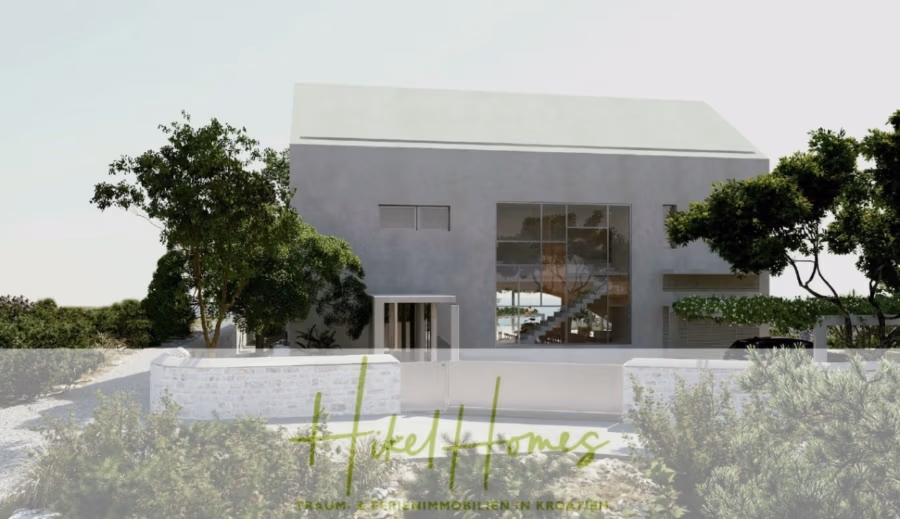 Prämiertes Architekturprojekt – Meerblick Luxus auf 490m² auf 1800m² Grund mit 2 Pools, Bar, Lounge - Modernes zweistöckiges Haus mit großen Fenstern, umgeben von Bäumen und Grünflächen. Das Äußere ist minimalistisch mit grauer Fassade, und der Weg führt durch einen angelegten Garten zum Eingang. Unten ist der Text „Hotel Homes“ eingeblendet. (41156)