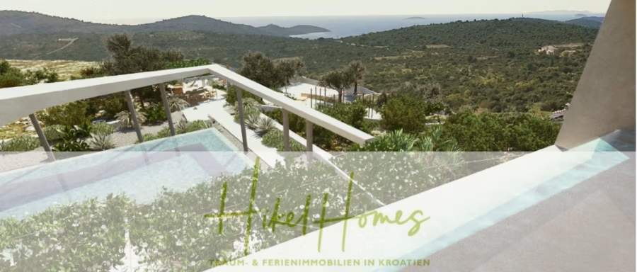 Prämiertes Architekturprojekt – Meerblick Luxus auf 490m² auf 1800m² Grund mit 2 Pools, Bar, Lounge - Blick von einem modernen Balkon auf eine üppige, grüne Landschaft mit sanften Hügeln und dem Meer in der Ferne. Im Vordergrund befindet sich ein rechteckiger Pool, und der Name „Hikel Homes“ ist über das Bild gelegt. (41172)