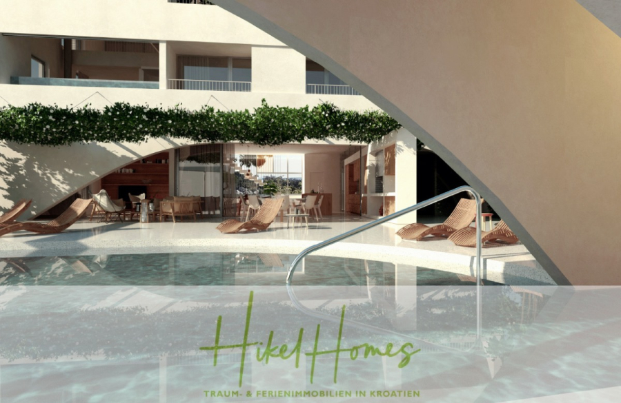 Prämiertes Architekturprojekt – Meerblick Luxus auf 490m² auf 1800m² Grund mit 2 Pools, Bar, Lounge - Moderner Poolbereich mit Liegestühlen, schattiger Terrasse und Grünanlagen in einem stilvollen Apartmentkomplex; das Logo von "Hikel Homes" und ein deutscher Text über Traum- und Ferienimmobilien in Kroatien erscheinen am unteren Rand. (45040)
