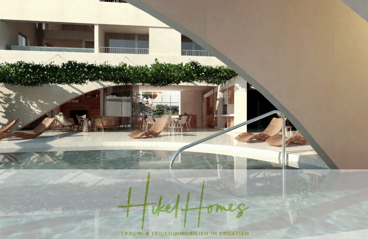Moderner Poolbereich mit Liegestühlen, schattiger Terrasse und Grünanlagen in einem stilvollen Apartmentkomplex; das Logo von "Hikel Homes" und ein deutscher Text über Traum- und Ferienimmobilien in Kroatien erscheinen am unteren Rand. - Prämiertes Architekturprojekt – Meerblick Luxus auf 490m² auf 1800m² Grund mit 2 Pools, Bar, Lounge