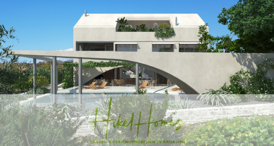 Prämiertes Architekturprojekt – Meerblick Luxus auf 490m² auf 1800m² Grund mit 2 Pools, Bar, Lounge - Moderne weiße Villa mit großen Fenstern, Grünflächen und einem Pool vor dem Haus; eine Pergola spendet Schatten für die Sitzgelegenheiten im Freien. Logo und Text "Mikel Homes Traum-Ferienimmobilien in Kroatien" am unteren Rand sichtbar. (45048)