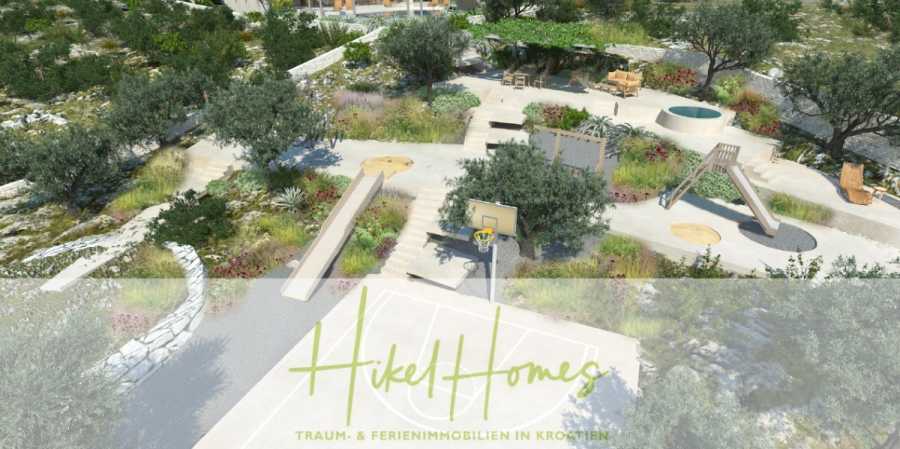 Prämiertes Architekturprojekt – Meerblick Luxus auf 490m² auf 1800m² Grund mit 2 Pools, Bar, Lounge - Ein sonniger Außenspielbereich mit einem Basketballkorb, Rutschen, einem Sandkasten und einem runden Sitzplatz, umgeben von Grün und Olivenbäumen. Darunter befindet sich ein durchsichtiges Banner mit der Aufschrift "Hikel Homes - Traum- & Ferienimmobilien in Kroatien". (45052)