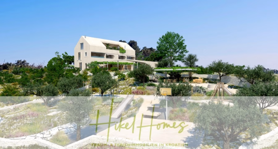 Prämiertes Architekturprojekt – Meerblick Luxus auf 490m² auf 1800m² Grund mit 2 Pools, Bar, Lounge - Ein modernes, mehrstöckiges weißes Haus, umgeben von üppigem Grün und angelegten Gärten unter einem strahlend blauen Himmel. Im Vordergrund sind ein Spielplatz und mediterrane Pflanzen zu sehen. Unten steht der Text „Hikel Homes“. (41162)