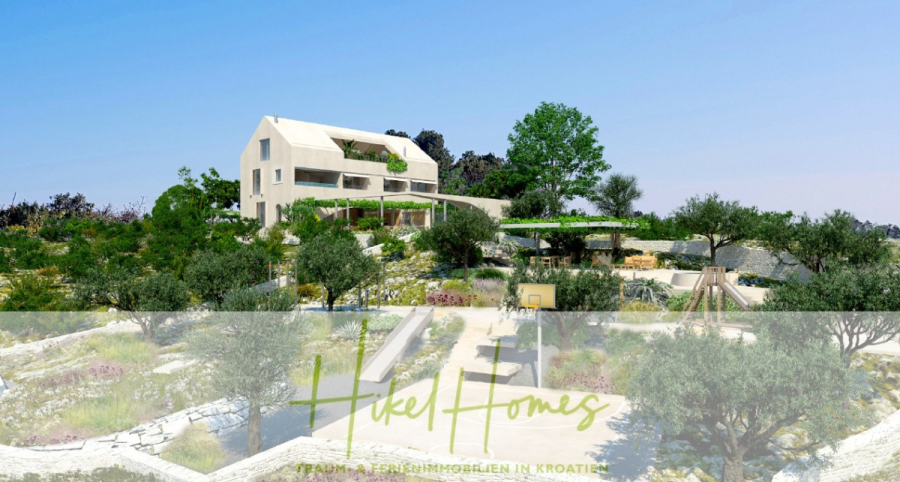 Prämiertes Architekturprojekt – Meerblick Luxus auf 490m² auf 1800m² Grund mit 2 Pools, Bar, Lounge - Ein modernes, helles Haus mit großen Fenstern befindet sich inmitten von üppigem Grün und Bäumen. Im Vordergrund befinden sich angelegte Gärten und ein Spielplatz. Das Bild ist mit dem Text "Hikel Homes" überlagert. (45050)