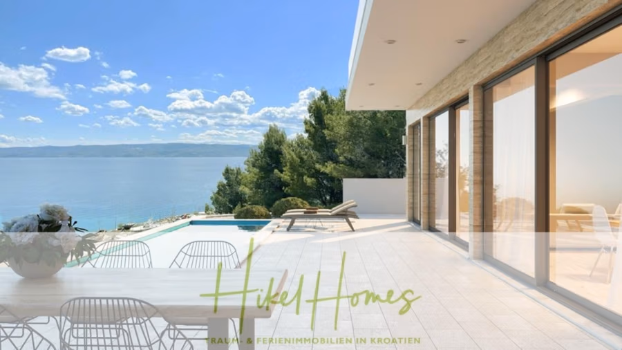 Schlüsselfertig Villa Annea – Meerblick von jedem Zimmer aus auf 250m² mit 3 Schlafzimmer / 3 Bädern - Moderne Terrasse mit Meerblick, Pool und umgeben von Grün. Glastüren öffnen sich in den Innenraum. Gartenmöbel stehen auf dem Fliesenboden. Textüberlagerung: „Hikel Homes – Raum & Ferienimmobilien in Kroatien.“. (40966)
