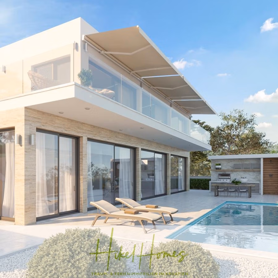 Schlüsselfertig Villa Annea – Meerblick von jedem Zimmer aus auf 250m² mit 3 Schlafzimmer / 3 Bädern - Moderne zweistöckige Villa mit Glasgeländer und großen Fenstern, einer Poolterrasse mit Sonnenliegen und einer Außenküche. Das Gebäude ist von Bäumen umgeben und der Himmel ist klar und blau. (40965)
