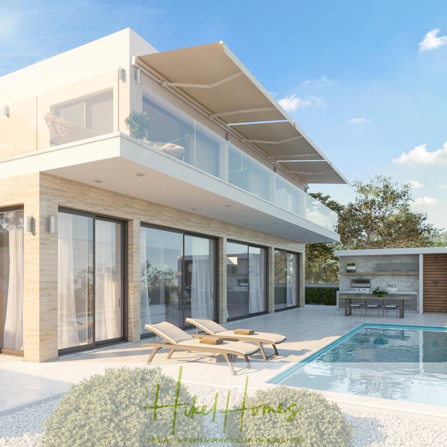 Schlüsselfertig Villa Annea – Meerblick von jedem Zimmer aus auf 250m² mit 3 Schlafzimmer / 3 Bädern - Eine moderne zweistöckige Villa mit großen Glasfenstern, einem Balkon, Liegestühlen am Pool, einem Swimmingpool und einer Außenküche unter einem strahlend blauen Himmel. (46402)
