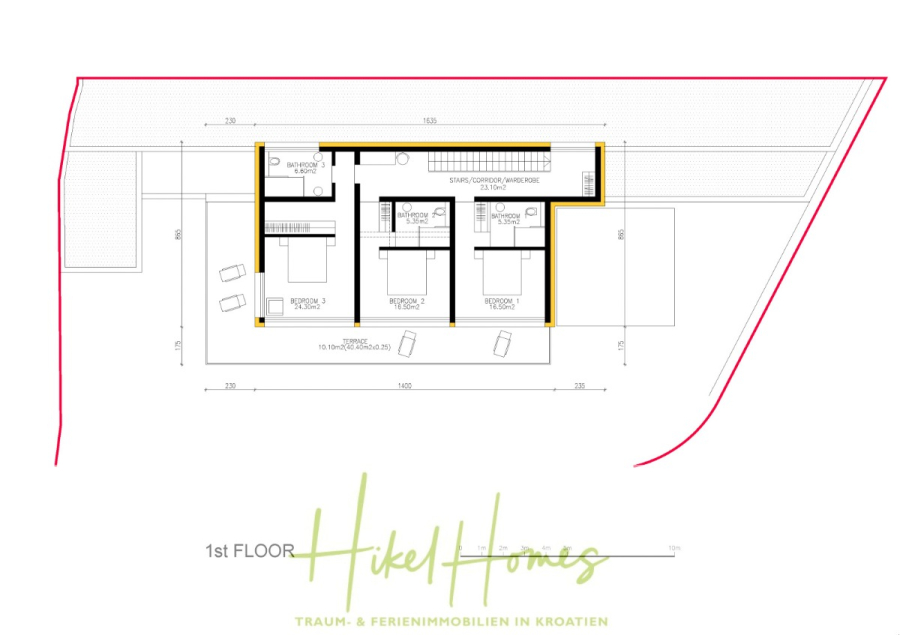 Schlüsselfertig Villa Annea – Meerblick von jedem Zimmer aus auf 250m² mit 3 Schlafzimmer / 3 Bädern - Architektonischer Grundriss des ersten Stocks eines Hauses mit drei Schlafzimmern, zwei Bädern, einem zentralen Flur und einer Außenterrasse. Maße und Ausstattung sind angegeben. "Hikel Homes" und deutscher Text erscheinen am unteren Rand. (46413)