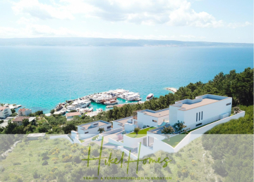 Eine moderne weiße Villenanlage mit Blick auf einen Jachthafen mit Booten auf dem blauen Meer, umgeben von grünen Hügeln und Bäumen unter einem teilweise bewölkten Himmel. Der Text am unteren Rand lautet "Heike Homes - Traum-Ferienimmobilien in Kroatien.". - Imposante Meerblick Luxus Villa Isis – Tiefgarage, Aufzug, Wellness, Sauna, Pool, große Sommerküche