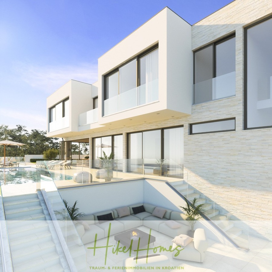 Imposante Meerblick Luxus Villa Isis – Tiefgarage, Aufzug, Wellness, Sauna, Pool, große Sommerküche - Moderne weiße Villa mit großen Glasfenstern, einem geräumigen Außenpool und einem versenkten Terrassenbereich mit gemütlichen Sitzgelegenheiten. Die Umgebung ist hell und sonnig und schafft eine luxuriöse und einladende Atmosphäre. "Hikel Homes"-Logo am unteren Rand. (46003)