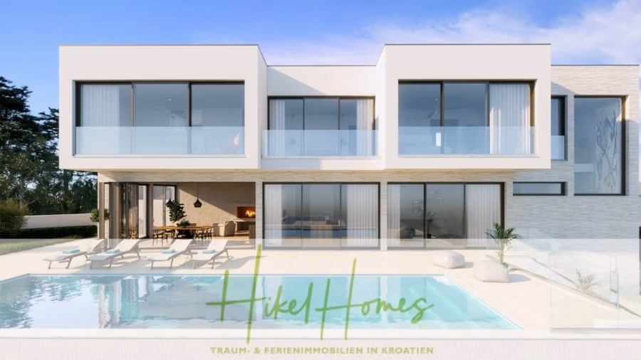 Imposante Meerblick Luxus Villa Isis – Tiefgarage, Aufzug, Wellness, Sauna, Pool, große Sommerküche - Modernes zweistöckiges Haus mit großzügiger Glasfassade und Balkonen mit Blick auf einen großen Pool. Rund um den Pool stehen Sonnenliegen bereit. Der Text lautet: „Hikel Homes – Traum- & Ferienimmobilien in Kroatien.“. (42353)