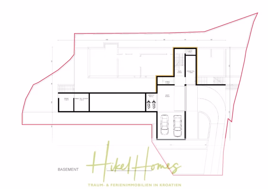 Imposante Meerblick Luxus Villa Isis – Tiefgarage, Aufzug, Wellness, Sauna, Pool, große Sommerküche - Architektonischer Entwurf eines Kellergeschosses mit Stellplätzen für drei Fahrzeuge, Abstellräumen und Treppenhäusern. Die Zeichnung ist rot umrandet und trägt den Schriftzug „Hikel Homes“ sowie eine deutsche Beschreibung zu Immobilien in Kroatien. (42361)