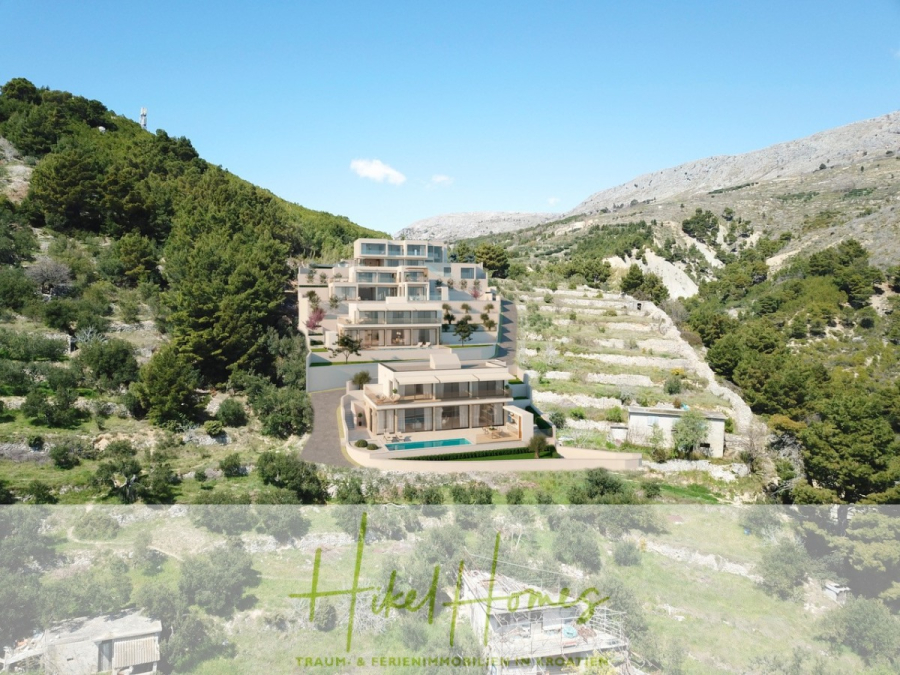 Imposante Meerblick Luxus Villa Isis – Tiefgarage, Aufzug, Wellness, Sauna, Pool, große Sommerküche - Ein moderner mehrstöckiger Wohnkomplex mit Terrassen schmiegt sich an einen grünen Hügel, umgeben von Bäumen und Bergen unter einem klaren blauen Himmel. Im Vordergrund ist ein halbtransparentes Logo mit der Aufschrift "Hike Homes" zu sehen. (46007)