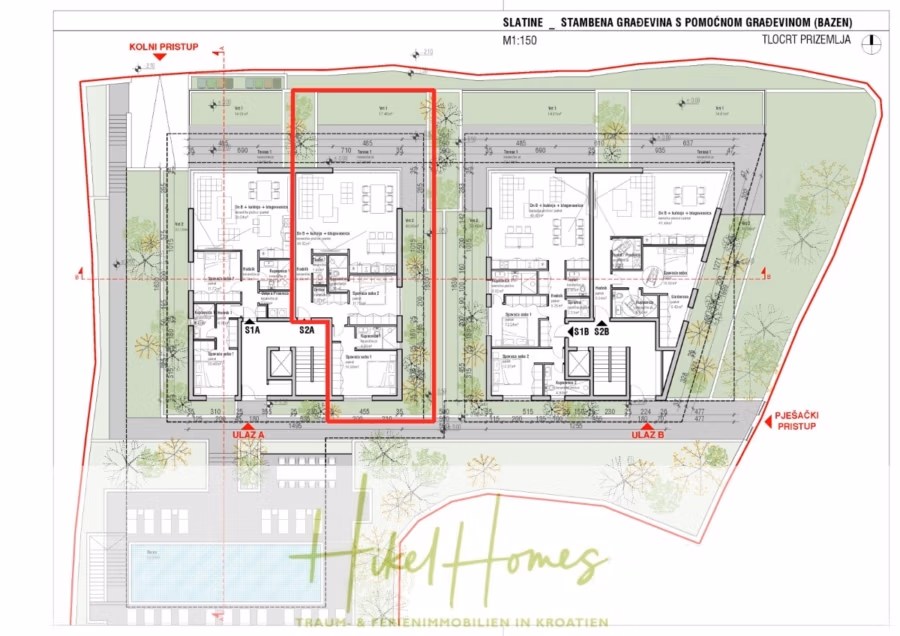 1. Reihe hochwertige Neubau-Meerblick Wohnung mit 2 SZ, Terrasse und Gemeinschaftspool (S2A) - Architektonischer Grundriss mit der Bezeichnung „Slatine“ mit Wohngrundrissen, beschrifteten Räumen und Eingängen. Grüne Bereiche kennzeichnen Wege, der Plan ist rot umrandet. Das Logo von „Hike Homes“ befindet sich unten. Der Text ist auf Kroatisch. (42761)